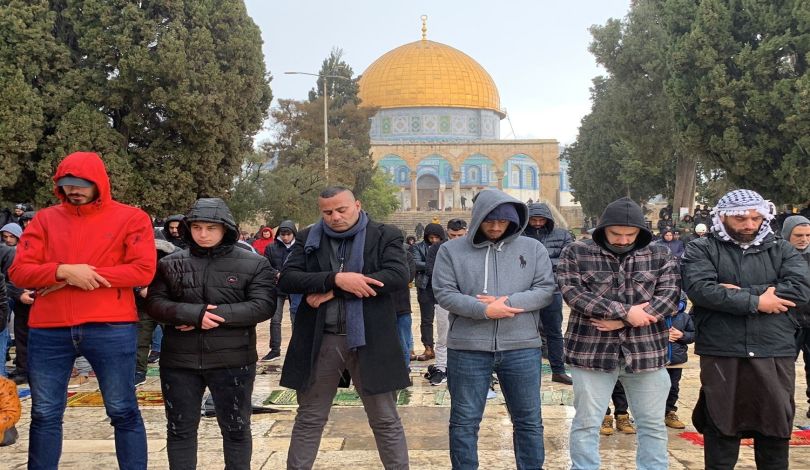  عشرات الآلاف من الفلسطينيين يؤدون صلاة الجمعة في المسجد الأقصى
