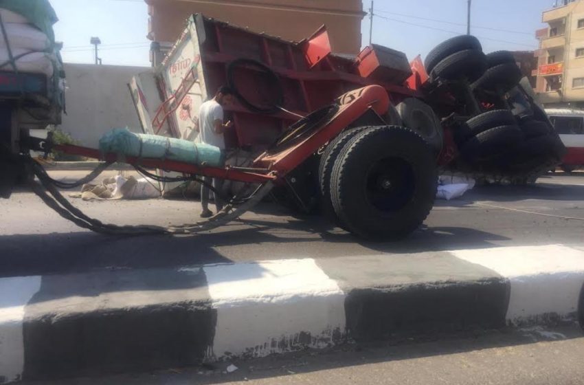  انقلاب مقطورة على طريق “الزراعة – الأحرار” بالزقازيق