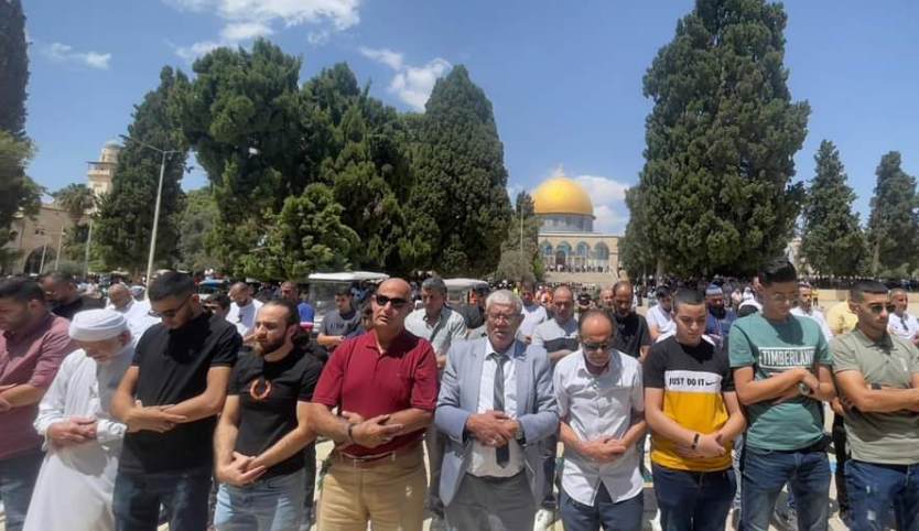  50 ألفا يؤدون صلاة الجمعة في رحاب المسجد الأقصى