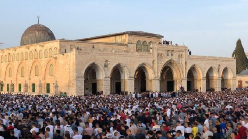  120 ألف فلسطيني يؤدون صلاة عيد الفطر في رحاب المسجد الأقصى المُبارك