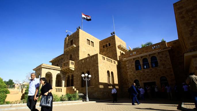  حكومة الانقلاب تتنصل من مسئولياتها.. المصريون عالقون في السودان