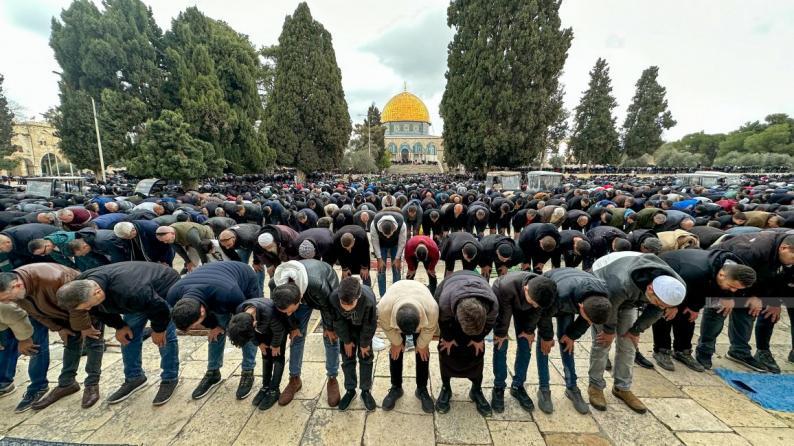  45 ألفًا يؤدون صلاة الجمعة في الأقصى.. وشهيد وإصابات بالضفة