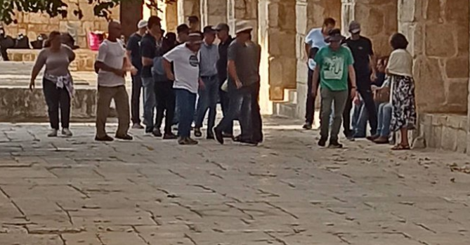  مستوطنون يقتحمون الأقصى وشهيدين في جنين