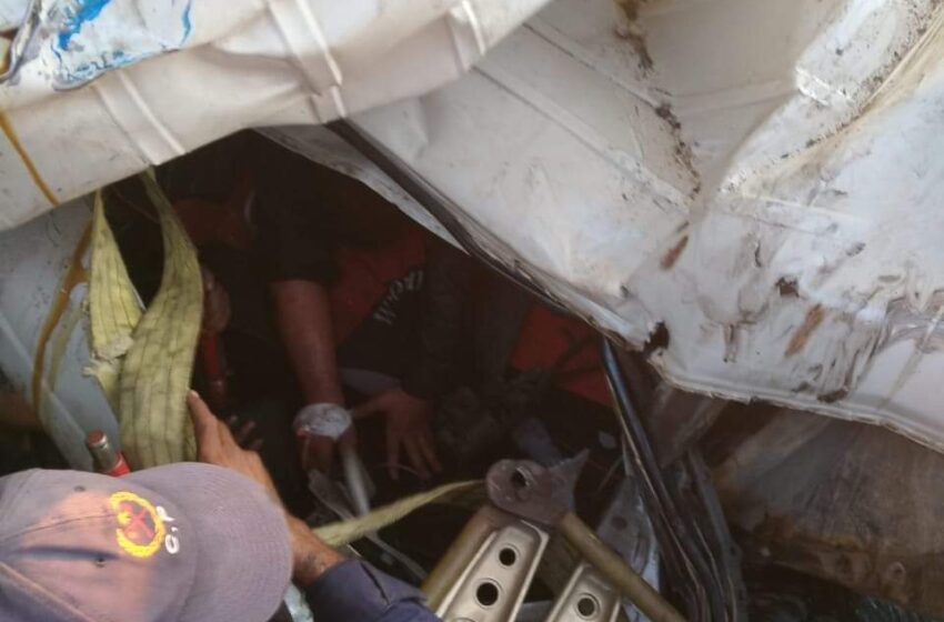 بلبيس.. تفاصيل إنقاذ شاب ظل محاصرًا بين حطام ميكروباص ثلاث ساعات