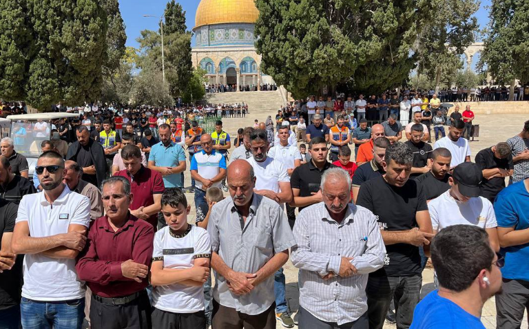  50 ألفا يؤدون صلاة الجمعة في المسجد الأقصى رغم قيود الاحتلال