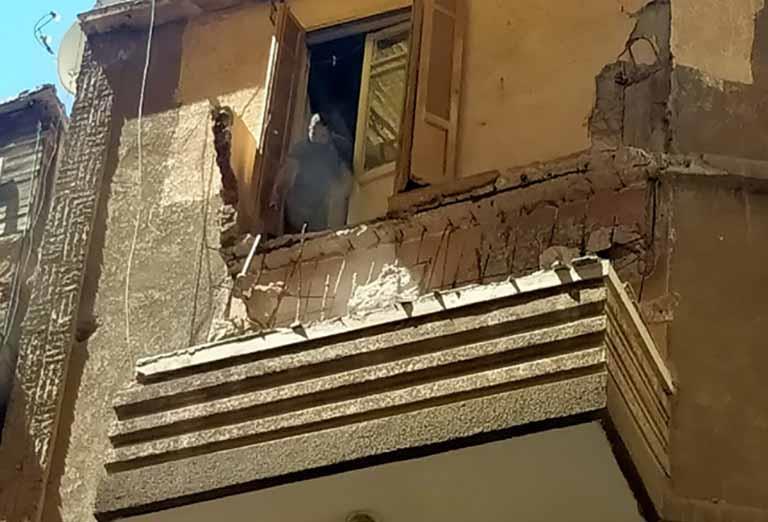  مصرع عامل وإصابة آخر إثر انهيار شرفة بالطابق الـ15 بعقار في الإسكندرية