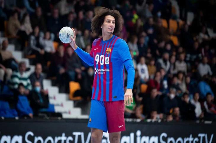  “زين” لاعب اليد ينتقد تجاهل استقباله رسميًا في المطار