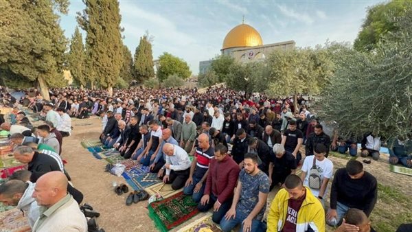  آلاف الفلسطينيين يؤدون صلاة الجمعة في رحاب الأقصى