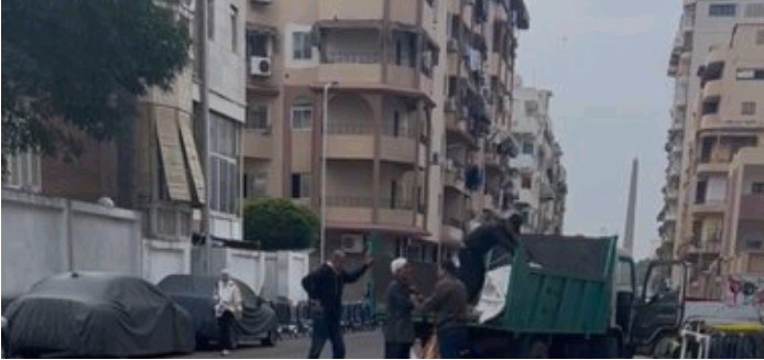  “بالله عليك سبلي العربية”.. صرخة جامع بلاستيك أثناء مصادرة عربته ببورسعيد
