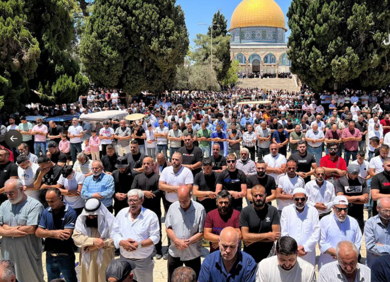  ٥٠ ألف مصل أدوا اليوم صلاة الجمعة في رحاب المسجد الأقصى