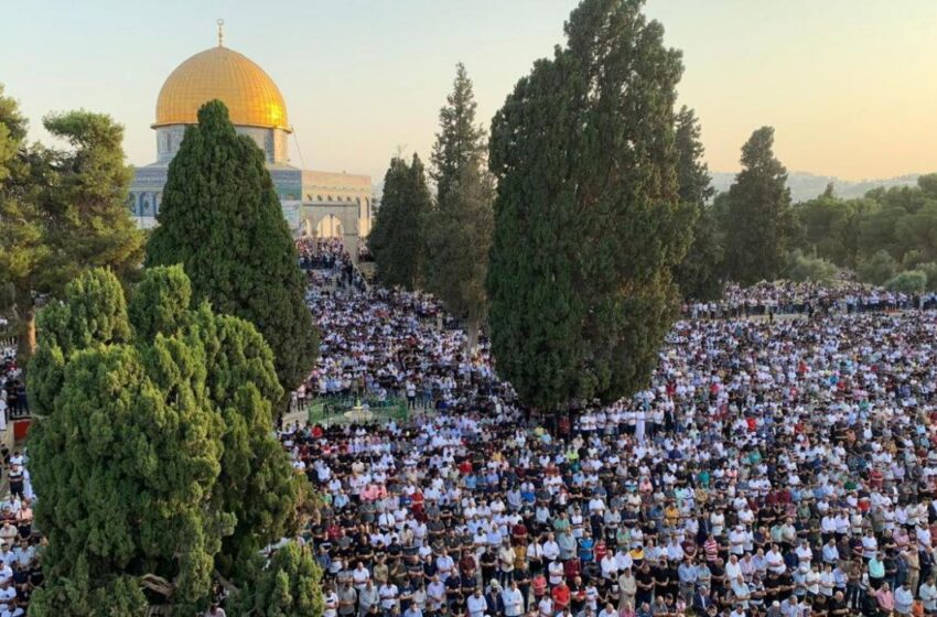  60 ألفا يؤدون صلاة الجمعة في المسجد الأقصى