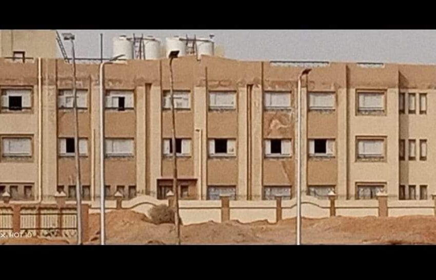  من المسئول.. رشح بجدران مدرسة بالعاشر بعد افتتاحها بعام