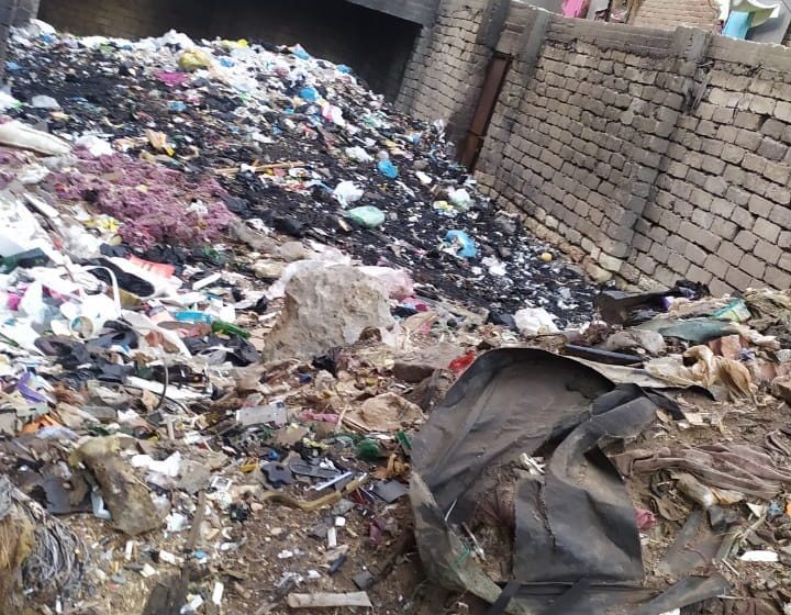  الزقازيق.. مطالب لأهالي “طريق هرية القديم” بإزالة أكوام القمامة