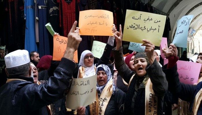  شرطة الاحتلال تعتدي على مرابطات الأقصى أمام باب السلسلة