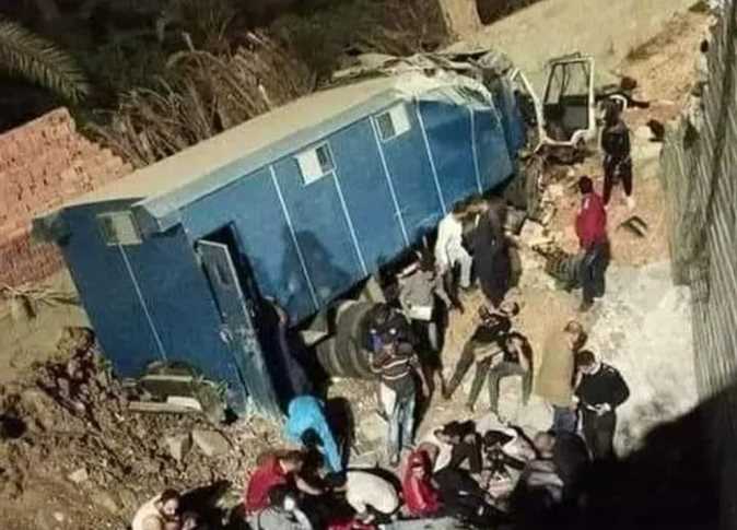  انقلاب سيارة ترحيلات بمحور 26 يوليو وإصابة 35 شخصا