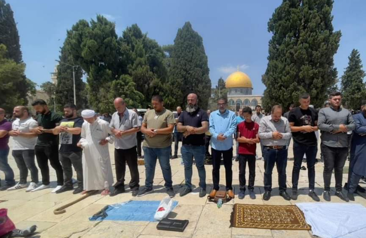  عشرات الآلاف يؤدون صلاة الجمعة في المسجد الأقصى