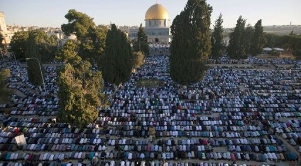  عشرات الآلاف يؤدون صلاة الجمعة في المسجد الأقصى