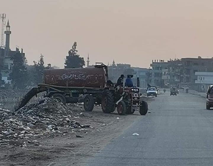  إهمال مستمر.. جرارات “الكسح” تفرغ حمولتها بترعة في فاقوس