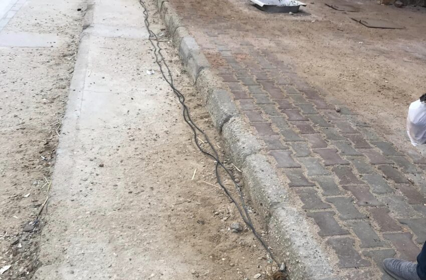  غضب من توصيل عمودين كهرباء بأسلاك خارجية تمر بالأرض في العاشر