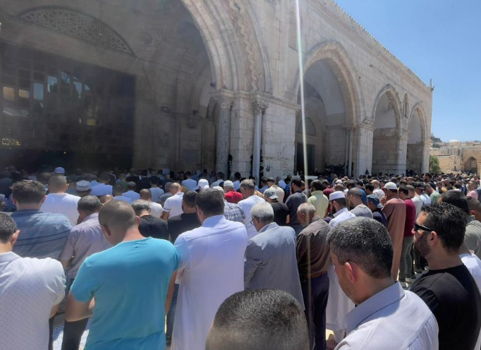  55 ألف مصل يؤدون صلاة الجمعة في المسجد الأقصى