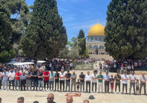  عشرات الآلاف يؤدون صلاة الجمعة في المسجد الأقصى