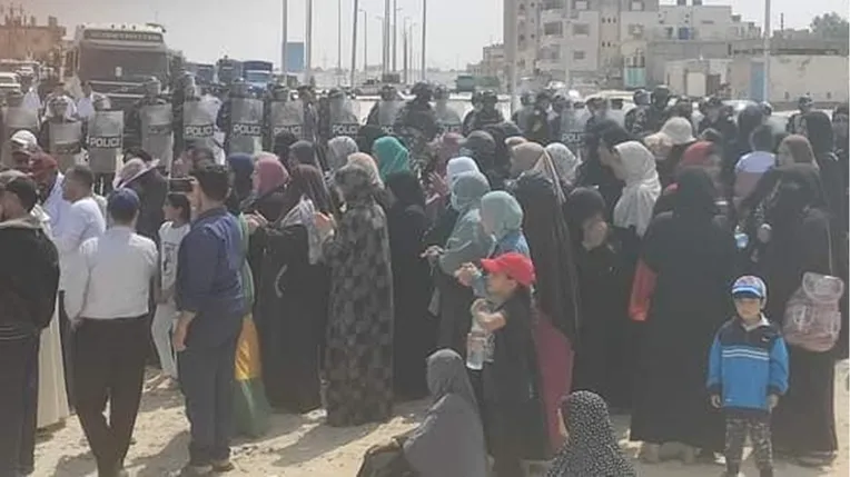  رجال وأطفال ونساء يبكون بعد هدم أمن السيسي لبيوتهم بميناء العريش