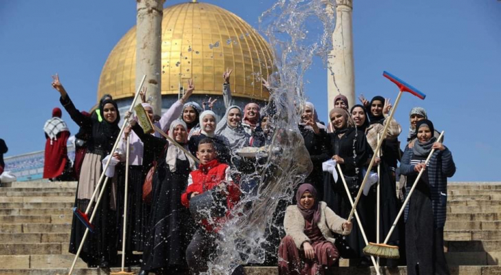 ببهجة وسرور.. أعمال تنظيف لباحات المسجد الأقصى لاستقبال شهر رمضان المبارك