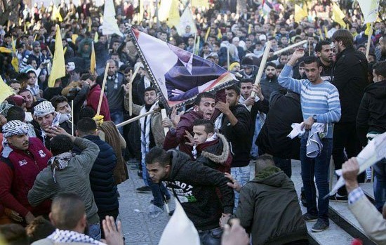  صور.. اشتباكات عنيفة بغزة بين أنصار عباس ودحلان فى مهرجان لحركة فتح