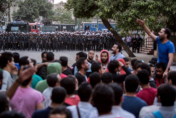  #عصيان_السيسي_فرض يتصدر “تويتر”.. ومغردون: لأنه باع الأرض والعرض