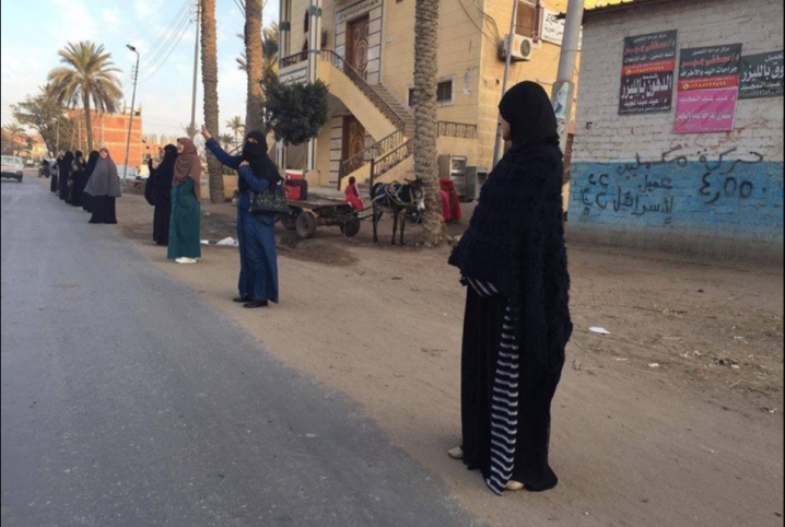  سلسلة بشرية لحرائر أبوكبير تطالب برحيل السيسي