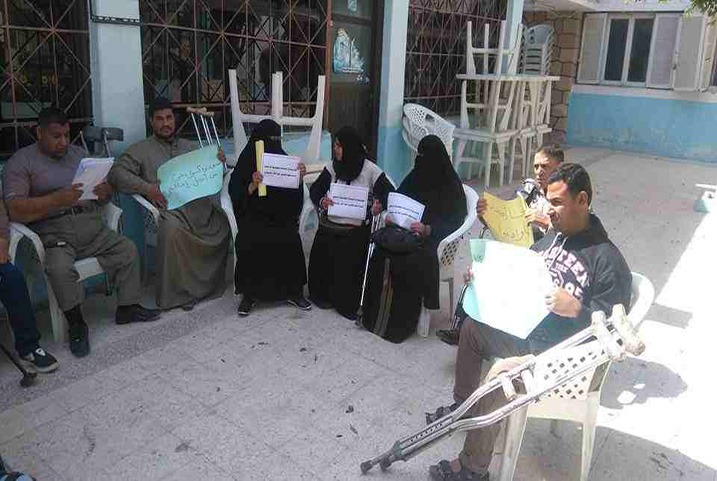  صور.. وقفة لذوي الاحتياجات الخاصة بأبوكبير اعتراضا على قطع معاشهم