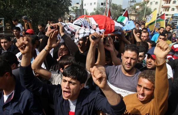  آلاف الفلسطينيين يشيعون الشهيد أحمد غزال بعد تنفيذه عملية طعن