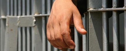  الأهالي يستقبلون اثنين من رافضي الانقلاب بعد خروجهما من المعتقل بمنيا القمح
