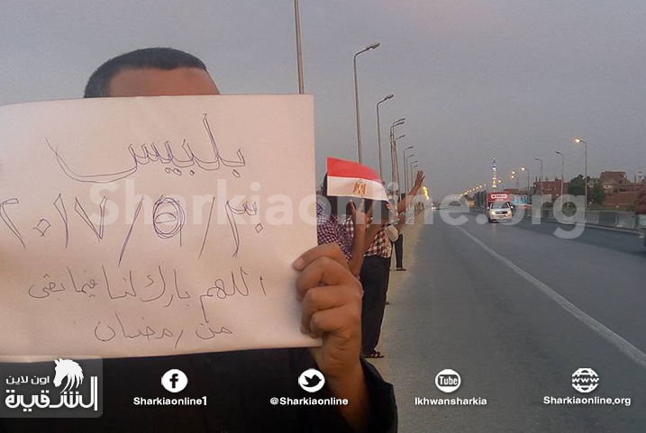  بالصور.. سلاسل بشرية لثوار بلبيس تنديدًا بالانقلاب العسكري