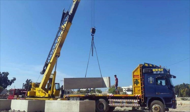  “حماس” تطالب بوقف بناء الجدار في محيط مخيم عين الحلوة بلبنان