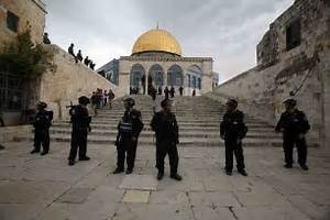  مئات الفلسطينيين يرجمون الصهاينة بالحجارة بعد اقتحامهم الأقصى