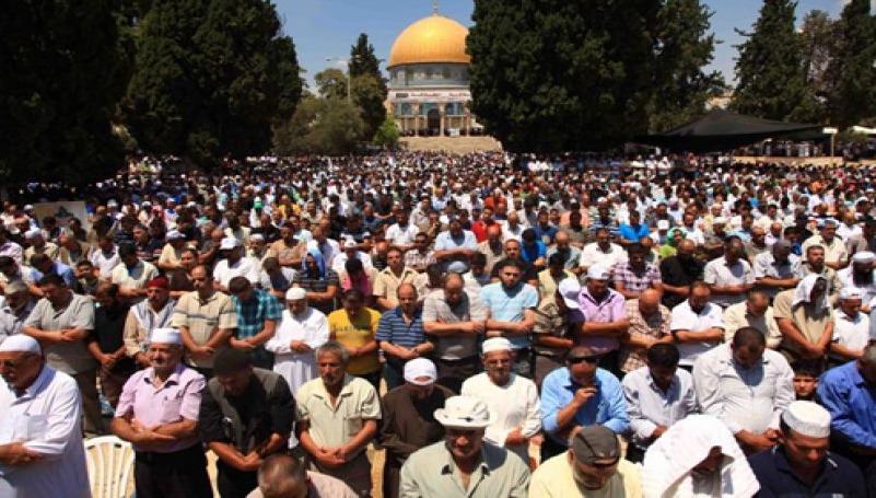  300 ألف مصلٍّ يؤدّون جمعة رمضان الثالثة في الأقصى