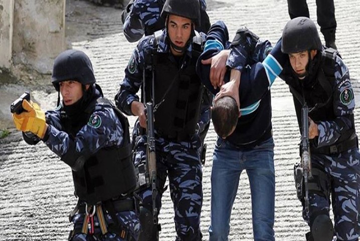  سلطة عباس تعتقل 7 فلسطينيين بالضفة