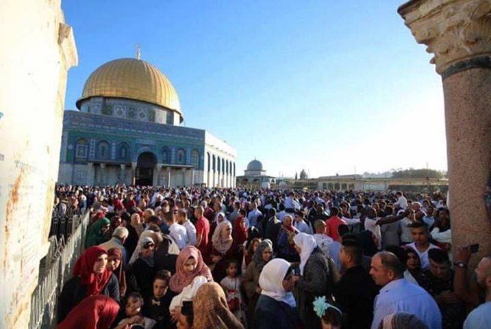  رغم تشديدات الاحتلال.. آلاف الفلسطينيين يؤدون صلاة العيد بالأقصى
