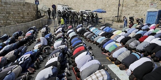  الفلسطينيون يؤدون الصلاة في شوارع القدس بعد منعهم من دخول “الأقصى”