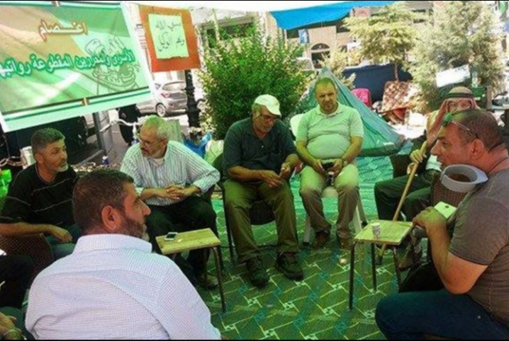  50 أسيرا يضربون عن الطعام.. تعرف إلى السبب