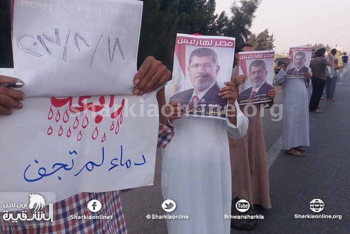  سلسلة بشرية لثوار بلبيس إحياءً لذكرى محرقة “سيارة الترحيلات”