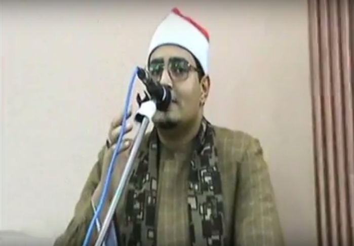  شاهد.. شخص يشهر الـ”مطواة” في وجه أحد القراء.. اعرف السبب