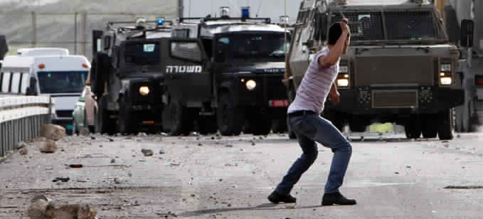  شبان فلسطينيون يشتبكون مع الاحتلال عقب اقتحام “قبر يوسف”