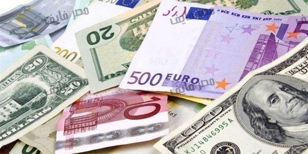  الدولار يسجل 17.6 جنيهًا والريال السعودي بـ471 قرشًا