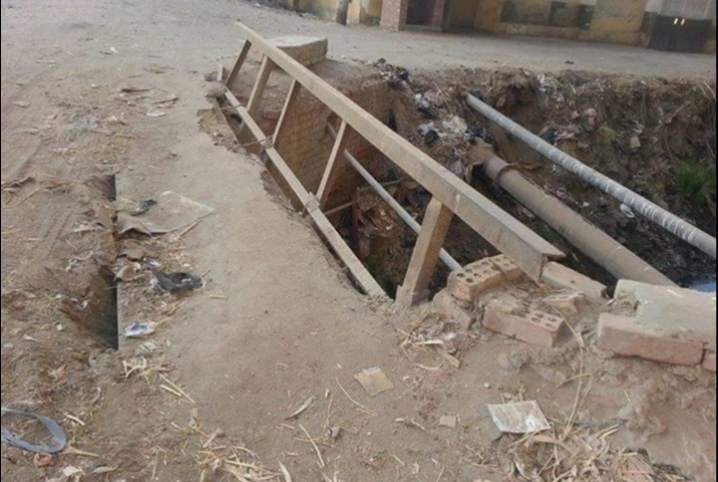  أولاد صقر.. أهالى عزبة الخواجات يستغيثون من حفرة تهدد حياتهم