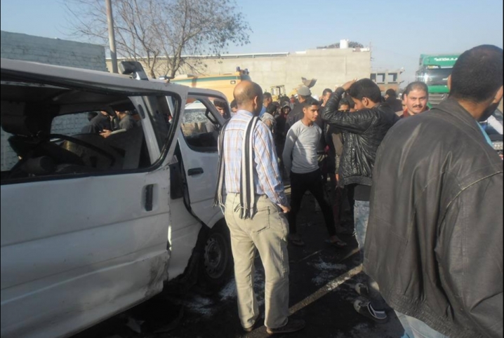  بالصور.. تصادم سيارة ربع نقل وميكروباص يسفر عن إصابة ١٠ أشخاص بأبو كبير