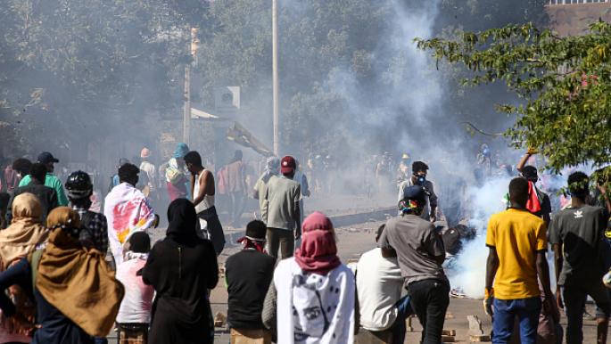  الأمن يطلق قنابل الغاز صوب المحتجين المنددين بالانقلاب العسكري في السودان