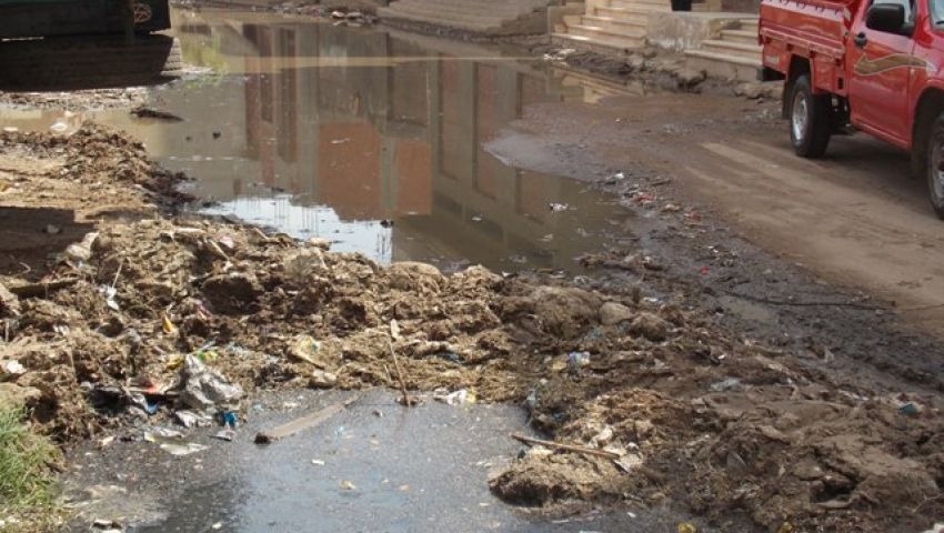  بلبيس.. شوارع ميت حمل “طين” بسبب المجاري