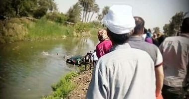  شاهد.. مصرع شخصين إثر انقلاب سيارة بترعة قرية “حمادة” بأولاد صقر